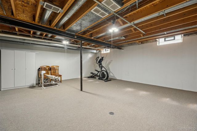 37484 N Laurel Park Drive, Livonia, MI 48152