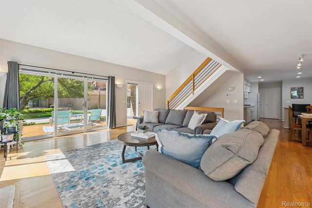 37484 N Laurel Park Drive, Livonia, MI 48152