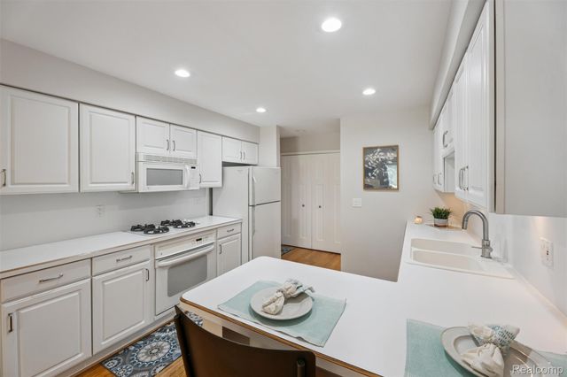 37484 N Laurel Park Drive, Livonia, MI 48152