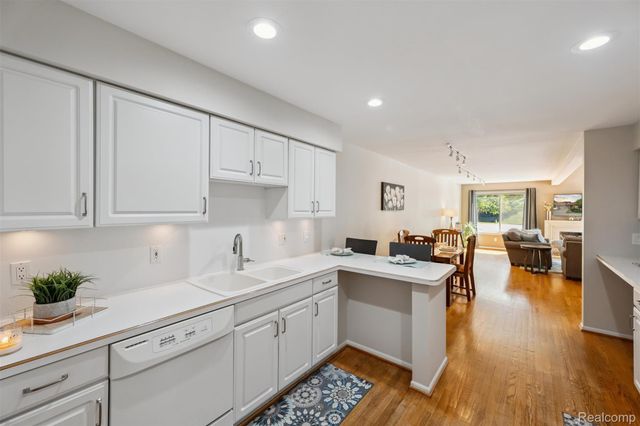 37484 N Laurel Park Drive, Livonia, MI 48152