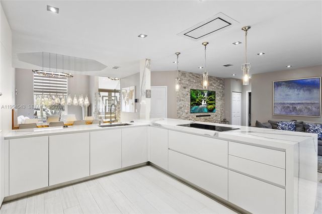 5869 NW 112th Ct, Doral, FL 33178