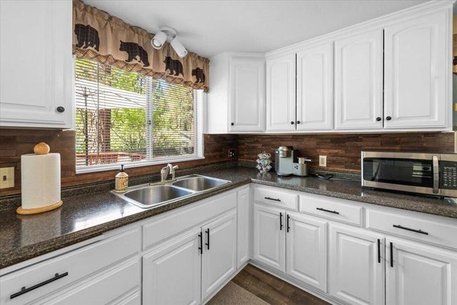 1017 W Rainbow Boulevard, Big Bear, CA 92314