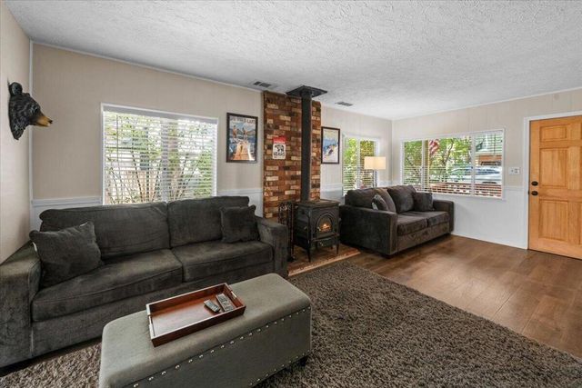 1017 W Rainbow Boulevard, Big Bear, CA 92314