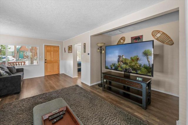 1017 W Rainbow Boulevard, Big Bear, CA 92314