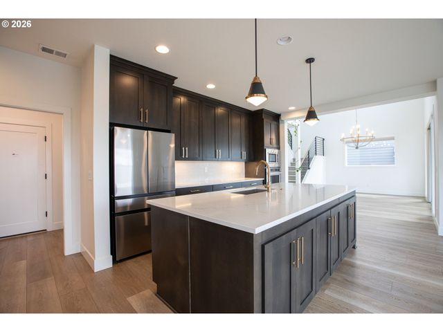 7353 Nw OAKFERN Dr, Portland, OR 97229