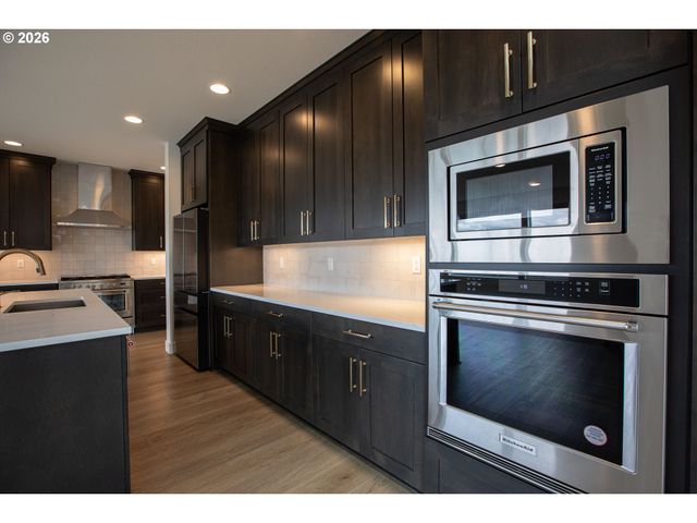 7353 Nw OAKFERN Dr, Portland, OR 97229