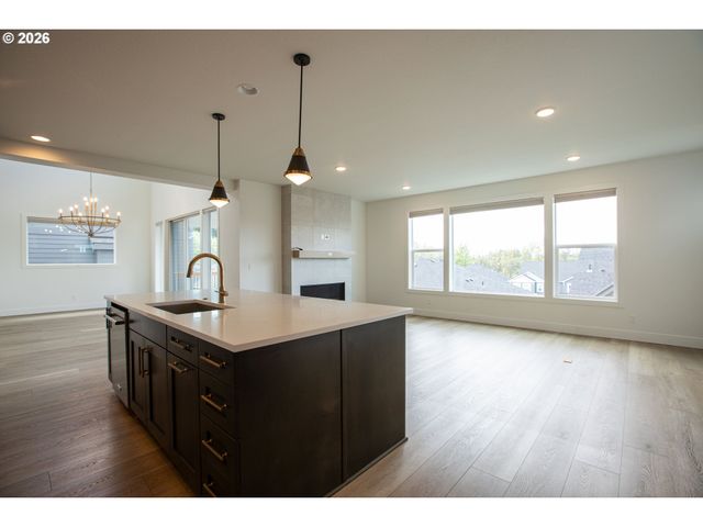 7353 Nw OAKFERN Dr, Portland, OR 97229