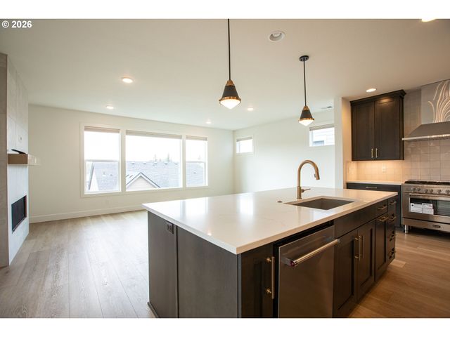 7353 Nw OAKFERN Dr, Portland, OR 97229