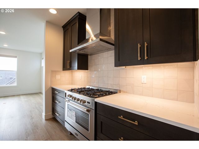 7353 Nw OAKFERN Dr, Portland, OR 97229