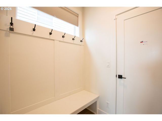 7353 Nw OAKFERN Dr, Portland, OR 97229