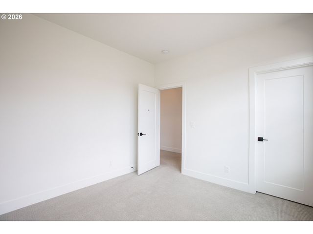 7353 Nw OAKFERN Dr, Portland, OR 97229
