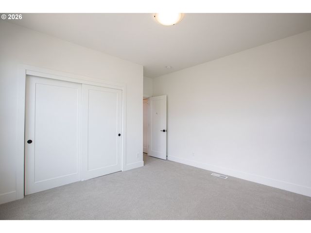7353 Nw OAKFERN Dr, Portland, OR 97229