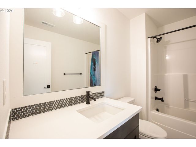 7353 Nw OAKFERN Dr, Portland, OR 97229