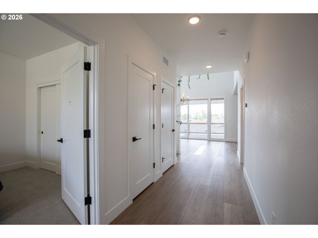 7353 Nw OAKFERN Dr, Portland, OR 97229