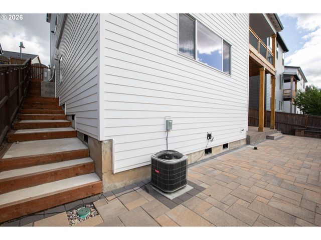 7353 Nw OAKFERN Dr, Portland, OR 97229