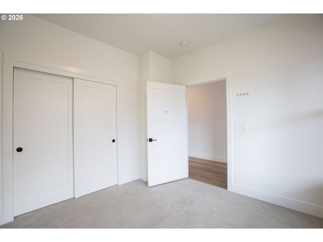 7353 Nw OAKFERN Dr, Portland, OR 97229