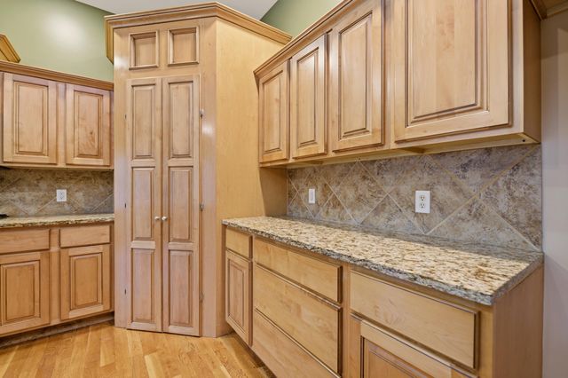 3845 N Lakecrest Ct, Wichita, KS 67205