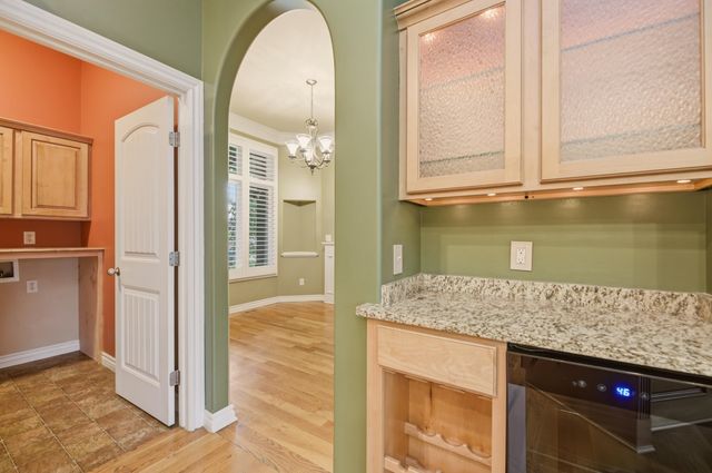 3845 N Lakecrest Ct, Wichita, KS 67205