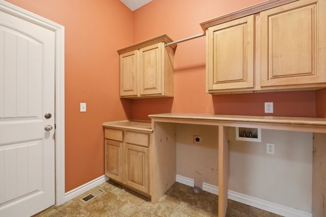 3845 N Lakecrest Ct, Wichita, KS 67205