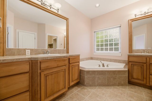 3845 N Lakecrest Ct, Wichita, KS 67205