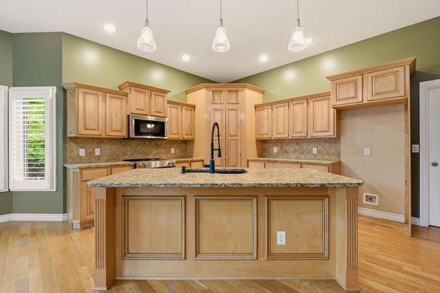 3845 N Lakecrest Ct, Wichita, KS 67205