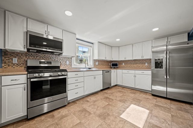 4 Hayward Pl, Hudson, NH 03051