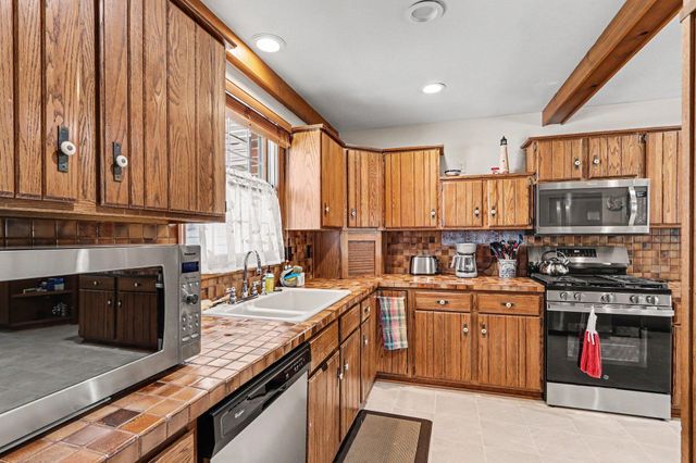 3020 Kalarama Avenue, Portage City, MI 49024