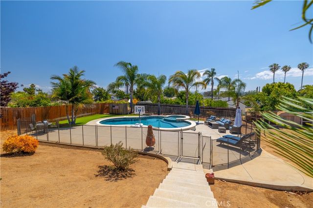 325 Salina Court, Vista, CA 92083