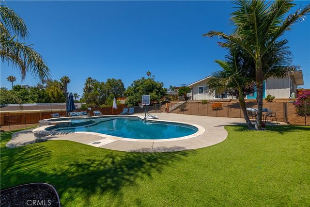 325 Salina Court, Vista, CA 92083