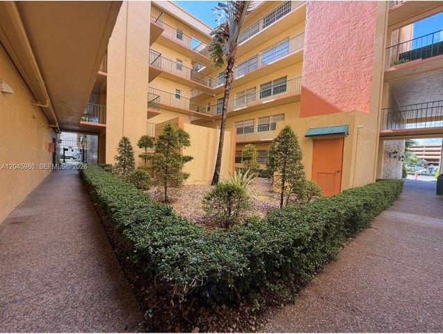 1975 W 44th Pl 203, Hialeah, FL 33012