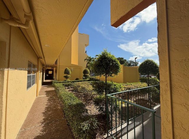 1975 W 44th Pl 203, Hialeah, FL 33012