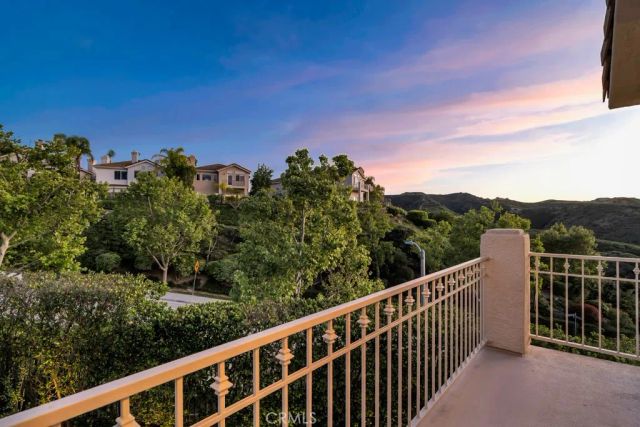 22420 Pinewood Court, Calabasas, CA 91302
