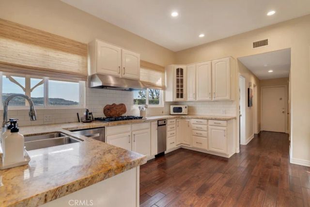 22420 Pinewood Court, Calabasas, CA 91302