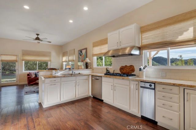 22420 Pinewood Court, Calabasas, CA 91302