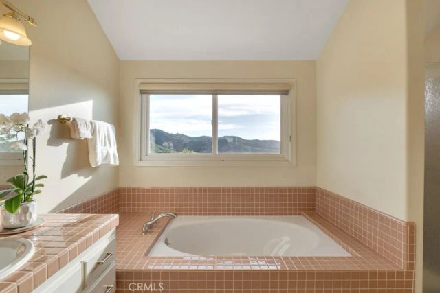 22420 Pinewood Court, Calabasas, CA 91302