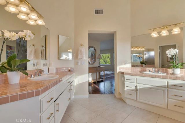 22420 Pinewood Court, Calabasas, CA 91302