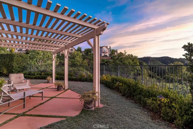 22420 Pinewood Court, Calabasas, CA 91302