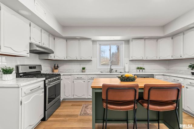 730 W WALNUT Street, Chatham, IL 62629