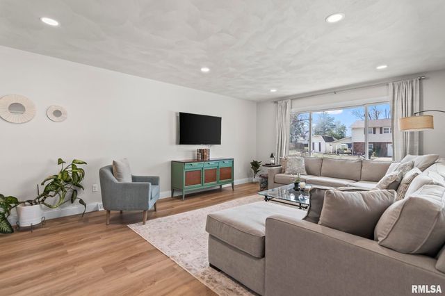 730 W WALNUT Street, Chatham, IL 62629