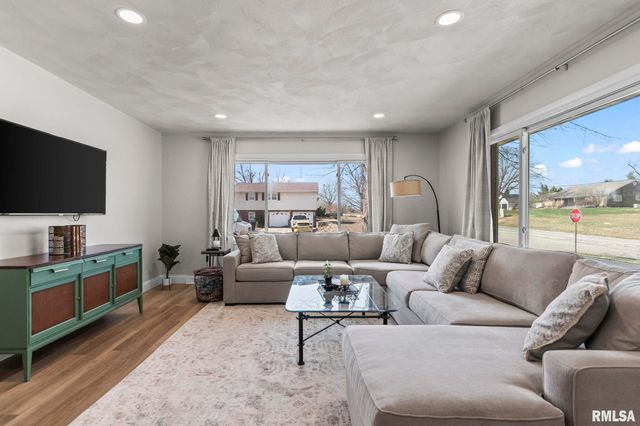 730 W WALNUT Street, Chatham, IL 62629