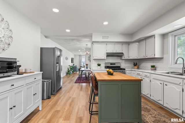 730 W WALNUT Street, Chatham, IL 62629