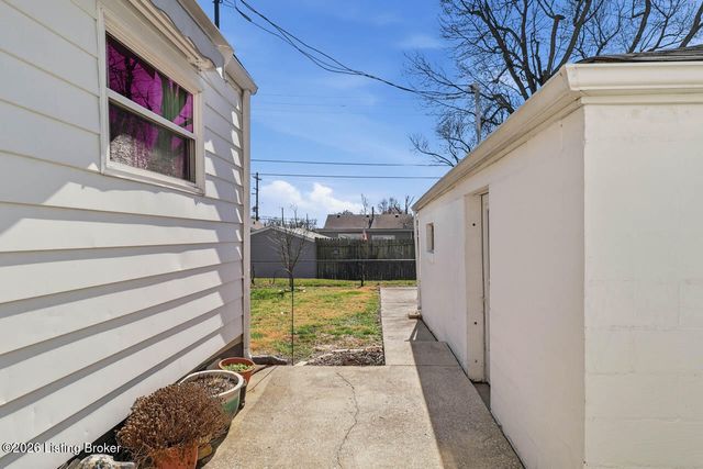 1357 Trinity Park Dr, Louisville, KY 40213