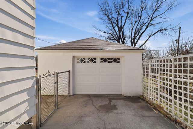 1357 Trinity Park Dr, Louisville, KY 40213