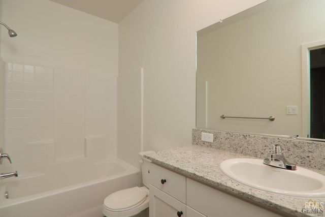 802 Kidlington Court, Bakersfield, CA 93307