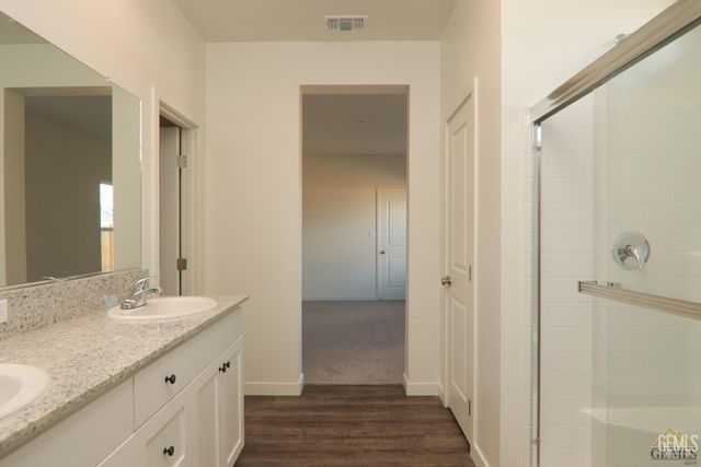 802 Kidlington Court, Bakersfield, CA 93307