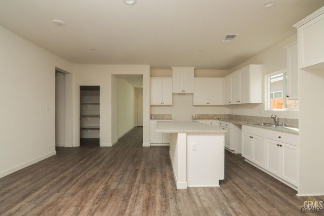 802 Kidlington Court, Bakersfield, CA 93307