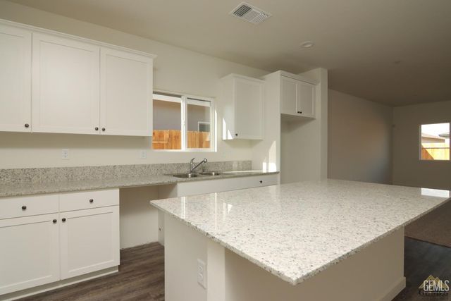 802 Kidlington Court, Bakersfield, CA 93307