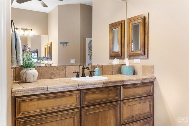 340 Amberhill Lane, Bakersfield, CA 93308