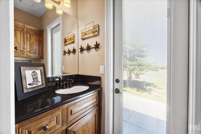 340 Amberhill Lane, Bakersfield, CA 93308