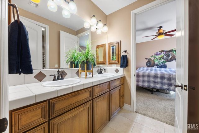 340 Amberhill Lane, Bakersfield, CA 93308